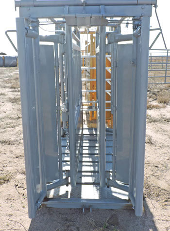 Renegade Cattle Squeeze Chute w/ 12 Panels