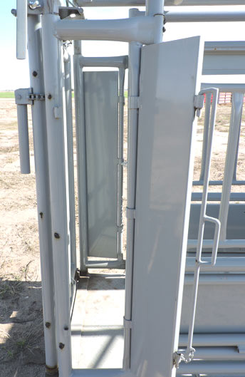 Renegade Cattle Squeeze Chute w/ 12 Panels