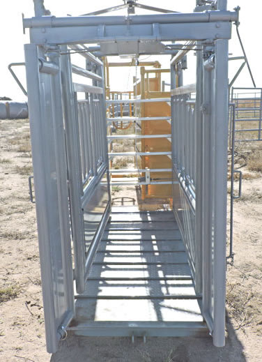 Renegade Cattle Squeeze Chute w/ 12 Panels