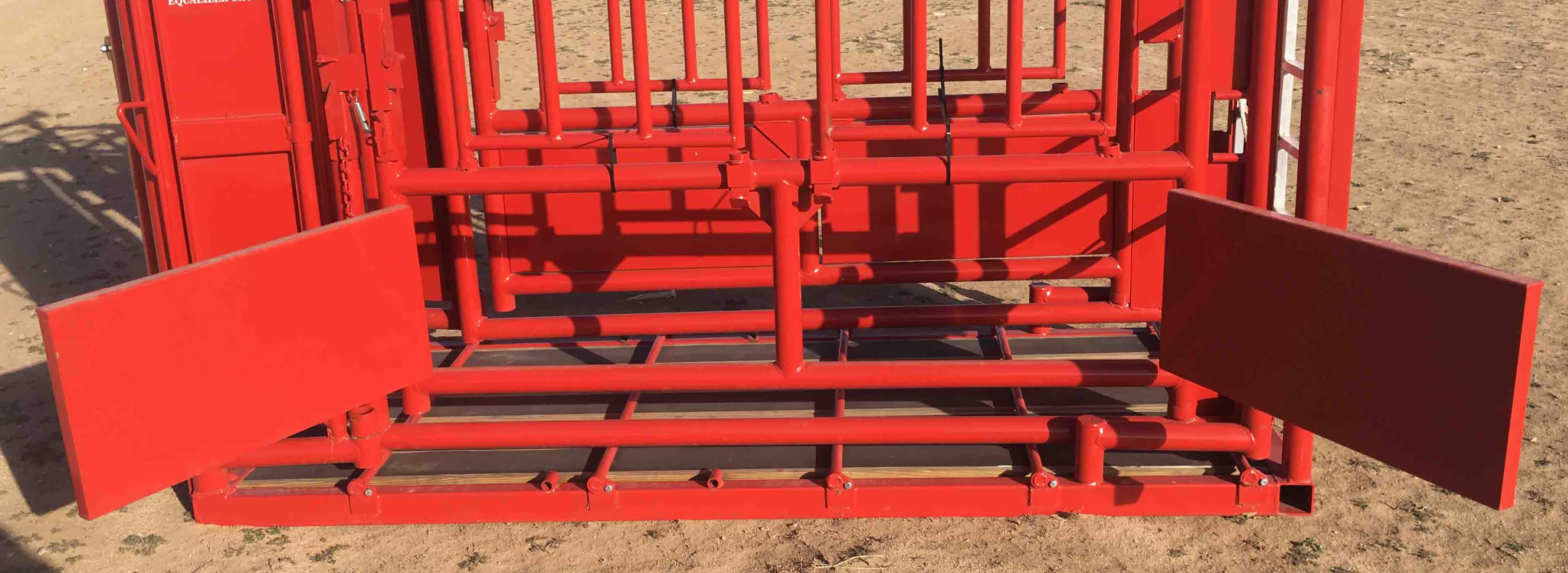 Renegade Cattle Squeeze Chute w/ 12 Panels