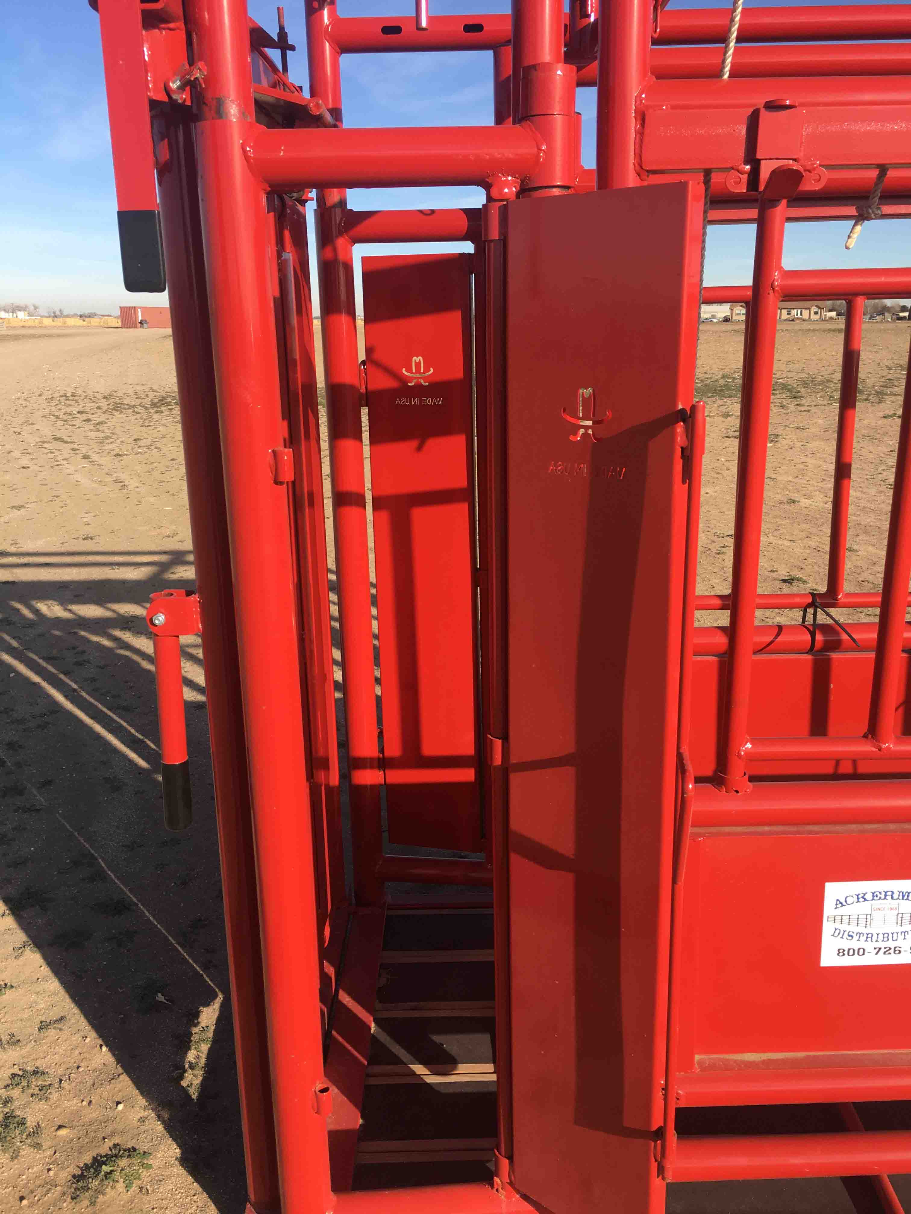 Renegade Cattle Squeeze Chute w/ 12 Panels