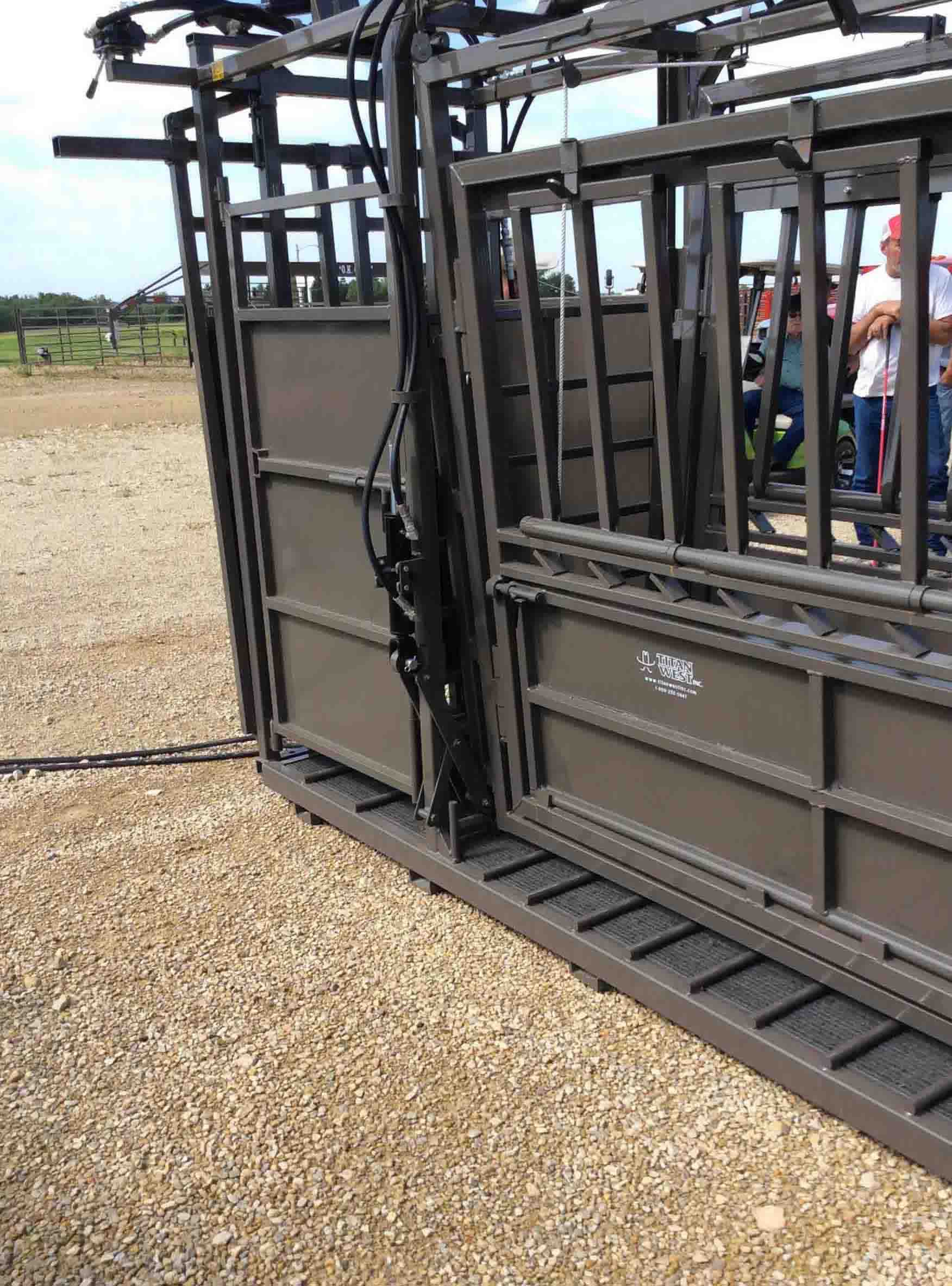 Titan Cattle Care Hyd Chute