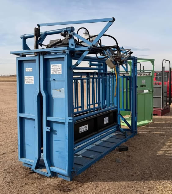 The Flying A Hydraulic Squeeze Chute, Parallel Squeeze, Single Side Exit 110V