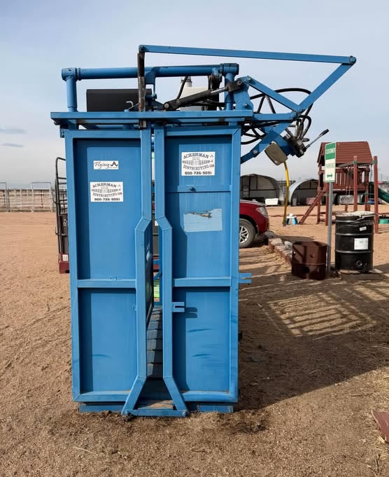 The Flying A Hydraulic Squeeze Chute, Parallel Squeeze, Single Side Exit 110V