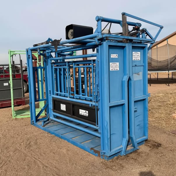 The Flying A Hydraulic Squeeze Chute, Parallel Squeeze, Single Side Exit 110V