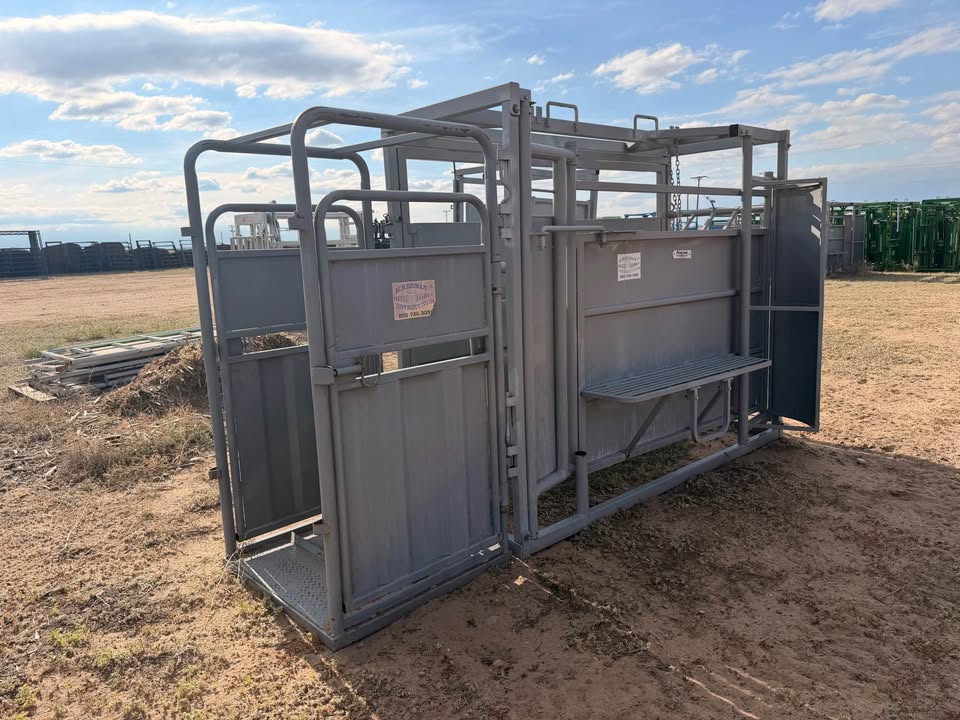 Renegade 8 1/2' Adjustable Cattle Alley & Palp Cage