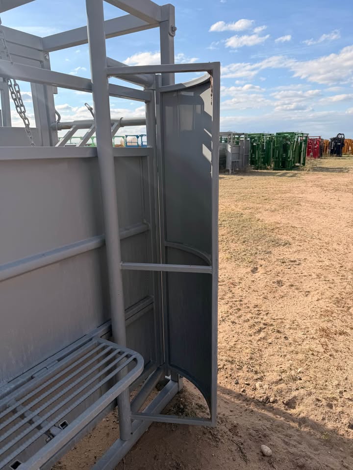 Renegade 8 1/2' Adjustable Cattle Alley & Palp Cage