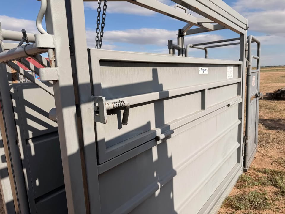 Renegade 8 1/2' Adjustable Cattle Alley & Palp Cage