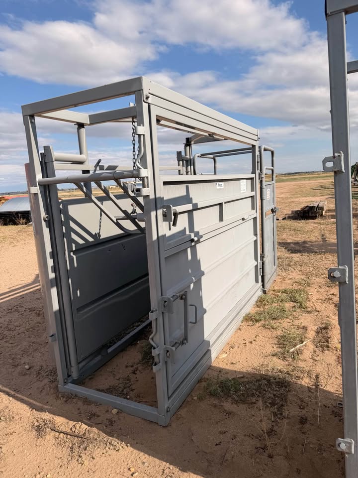 Renegade 8 1/2' Adjustable Cattle Alley & Palp Cage