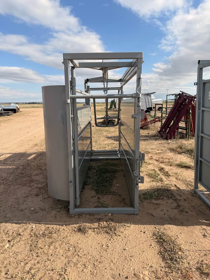 Renegade 8 1/2' Adjustable Cattle Alley & Palp Cage