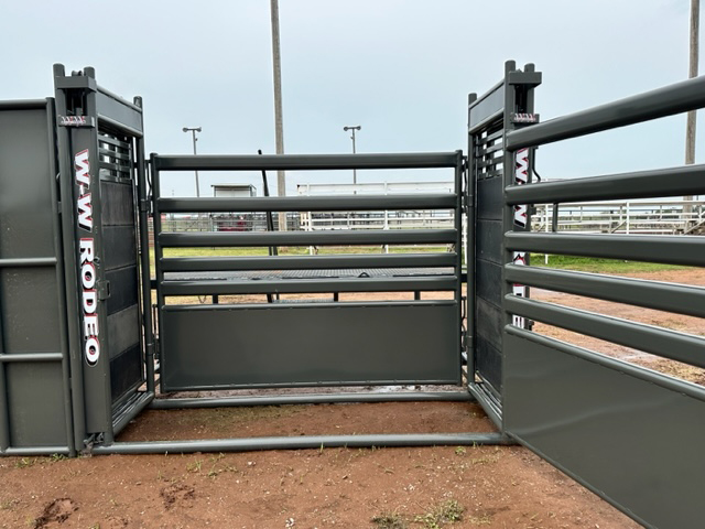 WW New Style Bucking Chute with Trackless and Fold Up Catwalks